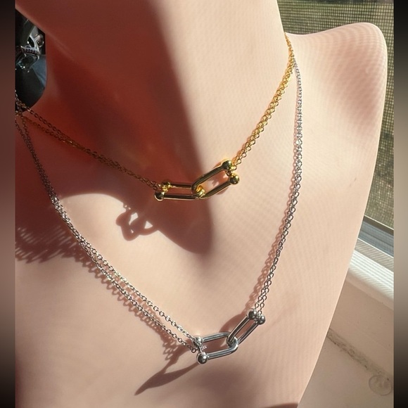 Gorgeous gold interlocking loop pendant necklace - Picture 12 of 14